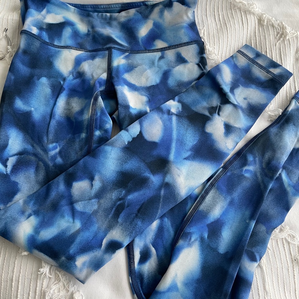 LULULEMON blue pattern leggings
